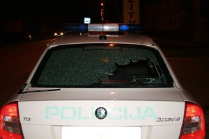 Slika PU_VS/Unistenje i ostecenje tudje stvari/razbijeni policijski automobil.JPG